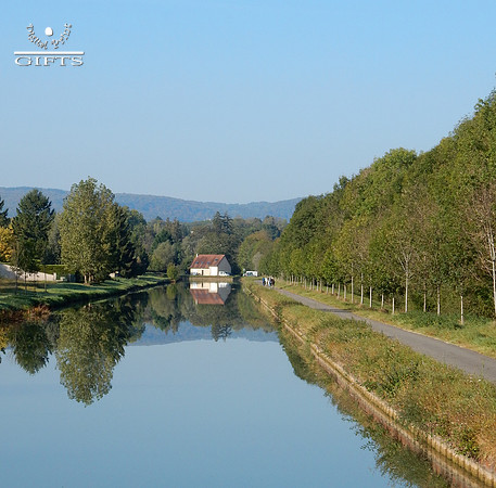 WHIT02 White House On The Burgundy Canal