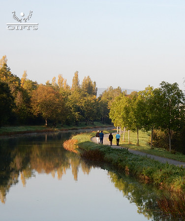 AUTUM03 Hints of Autumn On The Burgundy Canal In France