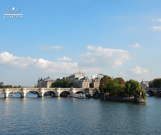 PARISA02 Ile De La Cite And Rue du Pont Neuf